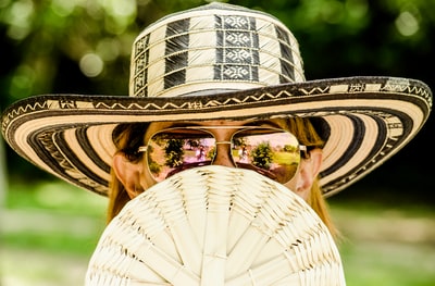 Woman wears aviator sunglasses selective focus on the photos
